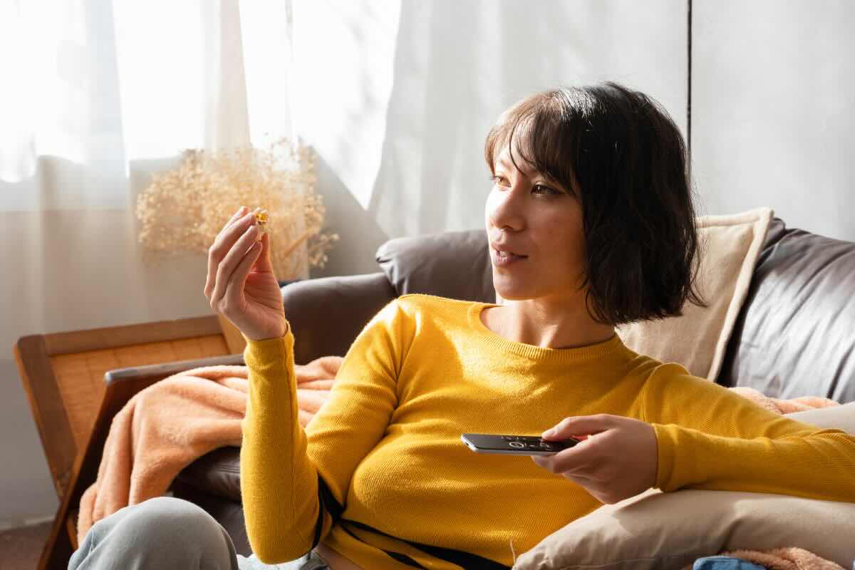 donna che guarda tv 