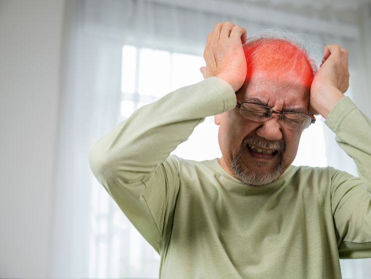 uomo con mal di testa lancinante