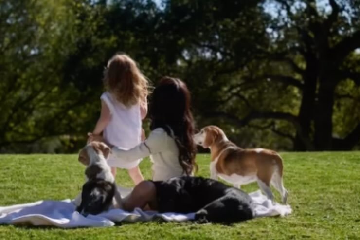 Meghan, lilibet e cani di spalle