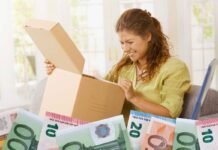 donna che apre pacco felice e euro