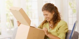 donna che apre pacco felice e euro