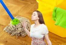 donna che sente profumo provenire da un pavimento pulito