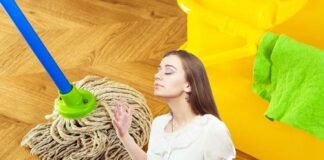 Con questo mix naturale i pavimenti sono sempre puliti e profumati: i detersivi non li uso più donna che sente profumo provenire da un pavimento pulito