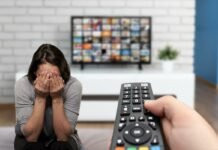 telecomando tv, donna che piange