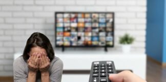 telecomando tv, donna che piange