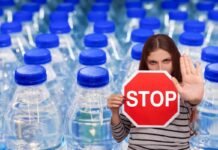 bottigliette di acqua e donna con segnale stop