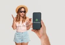 ragazza stupita con smartphone in mano e whatsapp