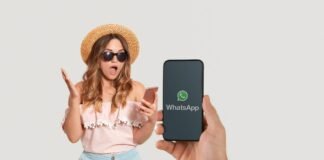 ragazza stupita con smartphone in mano e whatsapp