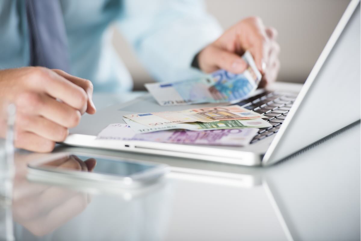 pc con banconote euro