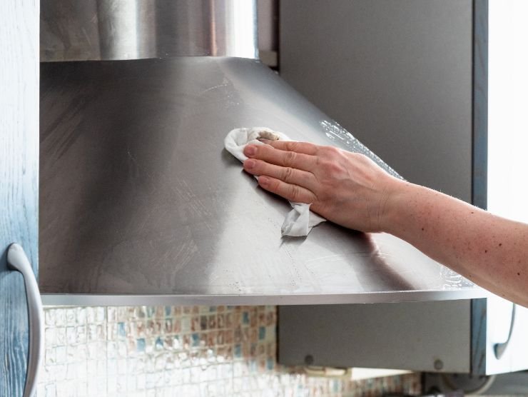 mano che pulisce la cappa