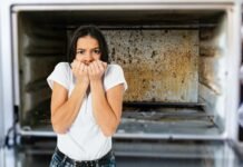 donna spaventata e fornetto elettrico