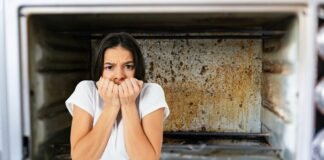 Fornetto elettrico, ti svelo il metodo perfetto per eliminare lo sporco: solo così sarà come nuovo donna spaventata e fornetto elettrico