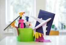 passaporto e modellino di aereo in primo piano e prodotti per la pulizia