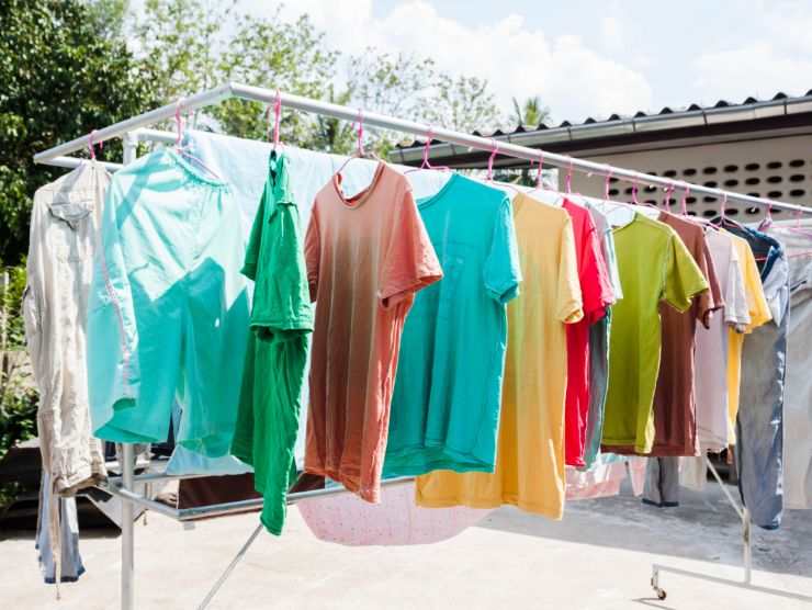 magliette colorate stese ad asciugarsi all'aria aperta