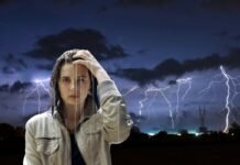 temporale e donna sotto la pioggia