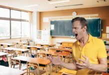 uomo arrabbiato e banchi di scuola
