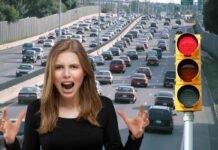 donna arrabbiata, semaforo rosso, macchine in coda
