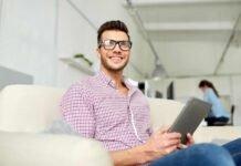 uomo felice al tablet