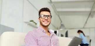 uomo felice al tablet