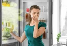 donna che si tappa il naso per la puzza dal frigo
