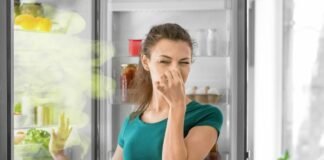 donna che si tappa il naso per la puzza dal frigo