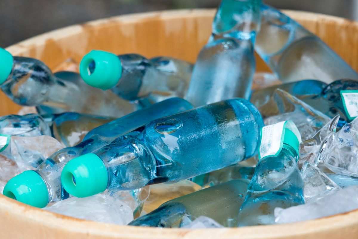 bottiglie d'acqua sul ghiaccio