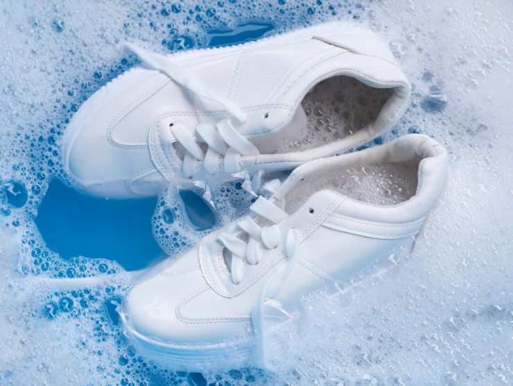 scarpe bianche in ammollo in acqua