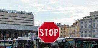 bus parcheggiati e segnale stop