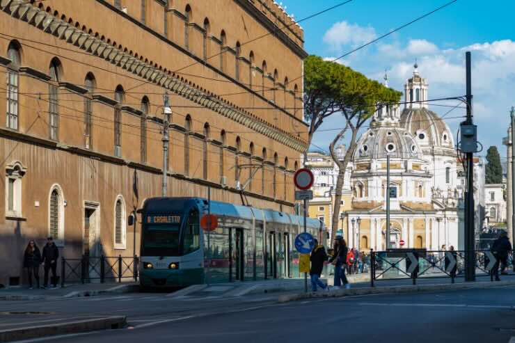 tram con sfondo roma