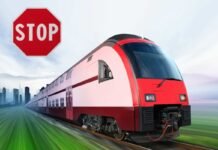 treno rosso e segnale stop