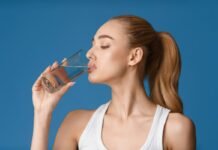 donna che beve bicchiere di acqua