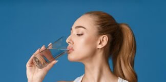 donna che beve bicchiere di acqua