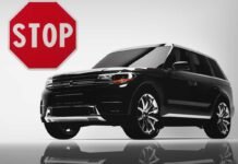 suv nero e segnale stop