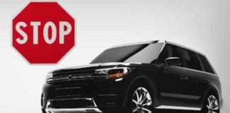 suv nero e segnale stop