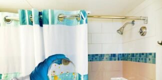 Nemmeno immagini quanto sia sporca la tenda della doccia: fai così e torna ad essere perfetta tenda della doccia e mano che mantiene un vetrino da laboratorio con batteri