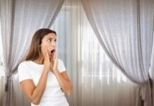 donna stupita e tenda