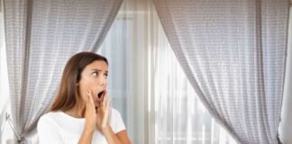 donna stupita e tenda