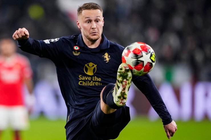 Teun Koopmeiners controlla un pallone