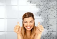 donna che fa ok e piastrelle metà pulite e metà sporche