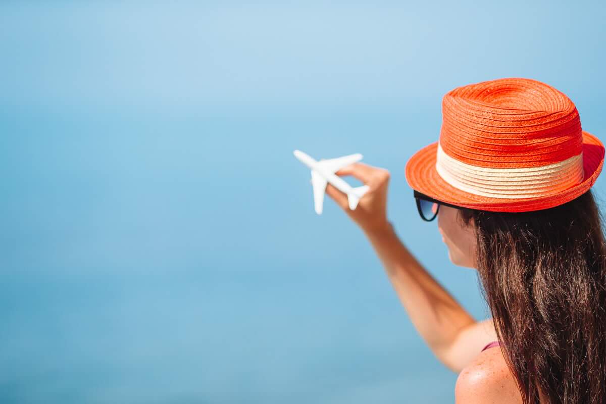 donna con cappello e aereo