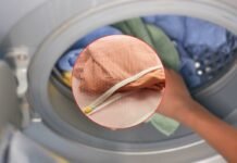 mano che carica lavatrice e sacchetto per bucato