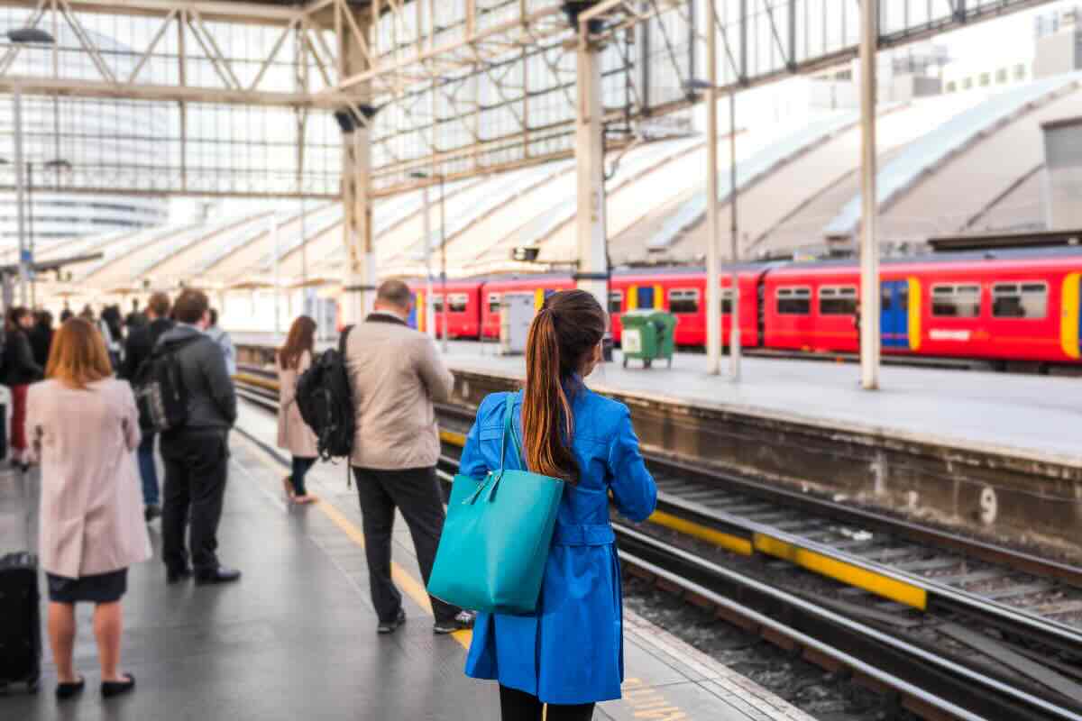 persone che aspettano alla stazione 