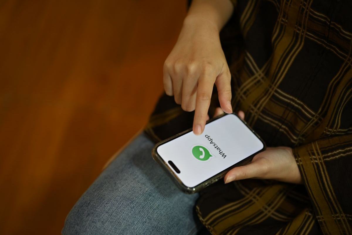 persona che sta usando whatsapp