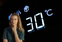 donna che pensa e display della lavatrice che segna 30°