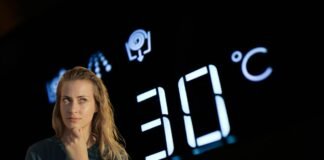 donna che pensa e display della lavatrice che segna 30°