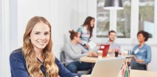 C’è un modo per ottenere un accredito di 6.233 euro sul conto corrente: come fare ragazza al pc