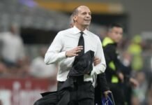 Max Allegri protesta con l'arbitro in Milan-Bologna