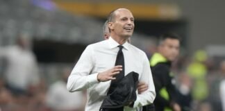 Max Allegri protesta con l'arbitro in Milan-Bologna