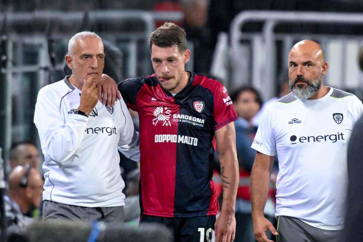 Andrea Belotti esce dal campo accompagnato dallo staff medico del Cagliari