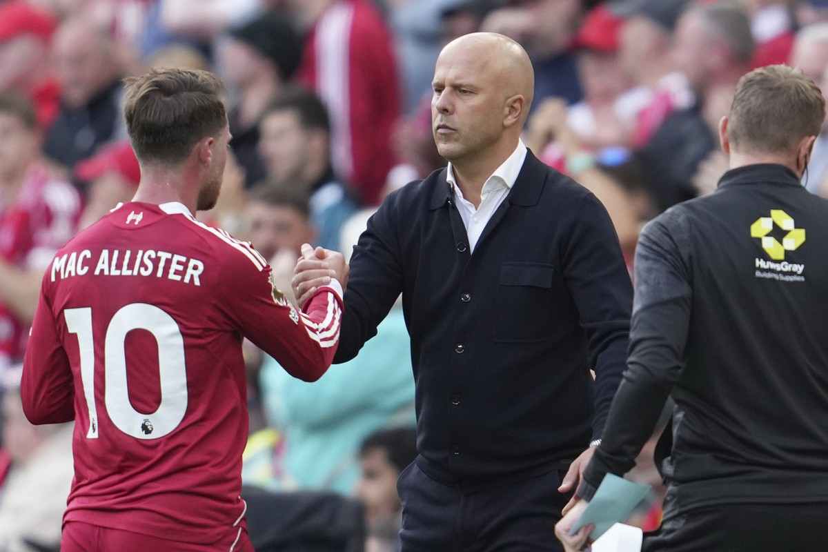 Arne Slot con Alexis McAllister